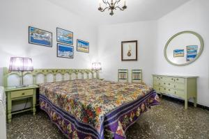 a bedroom with a bed and a table and a mirror at Edificio Victoria 5º-7ª in La Playa