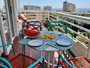une table avec un bol de pastèque sur un balcon dans l'établissement Apartment Eurosol-4 by Interhome, à Torremolinos