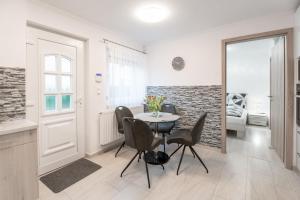 ein Esszimmer mit einem Tisch und Stühlen in der Unterkunft Peace Apartments 0 and 4 - Happy Rentals in Badacsonytomaj