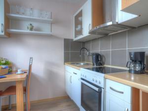 Kitchen o kitchenette sa Apartment Alex by Interhome