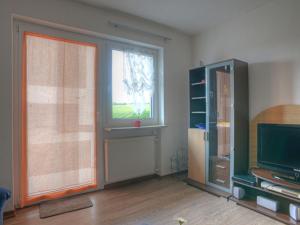 Apartment Alex by Interhome في Bromskirchen: غرفة معيشة مع نافذة وتلفزيون