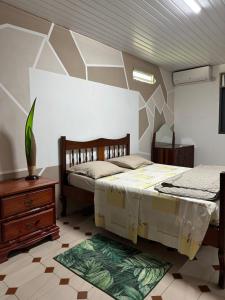 Matoury的住宿－Résidence Sapotille，一间卧室配有两张床和一张桌子