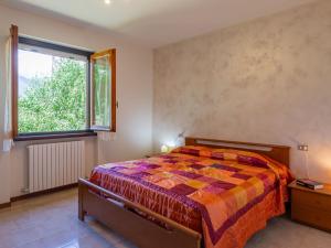 une chambre avec un lit et une fenêtre dans l'établissement Apartment Nel Castagneto-1 by Interhome, à Perledo