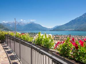 - un balcon fleuri avec vue sur le lac dans l'établissement Holiday Home Villa Anna by Interhome, à Dongo