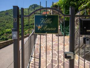 une porte avec un panneau indiquant la villa joma dans l'établissement Holiday Home Villa Anna by Interhome, à Dongo