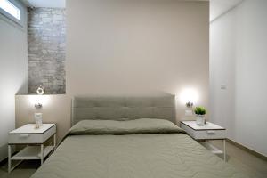 ein Schlafzimmer mit einem großen Bett mit zwei Nachttischen in der Unterkunft Apartment Laura in Avola + 29 Fotos