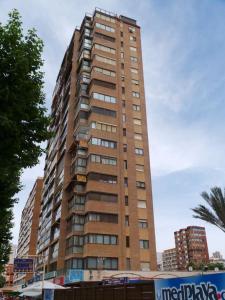 um edifício castanho alto com janelas numa cidade em Mediterraneo 43 em Benidorm