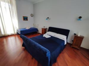 Una habitación con una cama y un sofá. en Sea Residence, en Lido di Ostia 17 fotos más