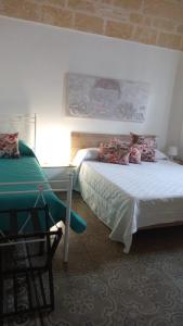 ein Schlafzimmer mit 2 Betten und einem Wandgemälde in der Unterkunft DIMORA STORICA ALLA ROTONDA in Mottola