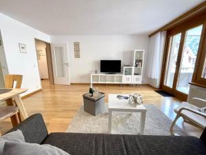 - un salon avec un canapé et une table dans l'établissement Apartment Blumenweg 4-412 by Interhome, à Engelberg