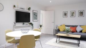 uma sala de estar com um sofá e uma mesa em Modern Two Bedroom By Keysleeps Short Lets Northampton With Free Parking Garden Contractor Leisure 