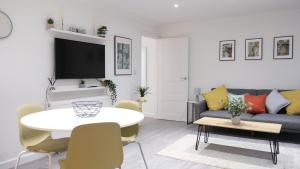 a living room with a couch and a table at Modern Two Bedroom By Keysleeps Short Lets Northampton With Free Parking Garden Contractor Leisure 