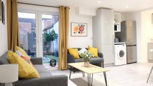 uma sala de estar com um sofá e uma mesa em Modern Two Bedroom By Keysleeps Short Lets Northampton With Free Parking Garden Contractor Leisure 