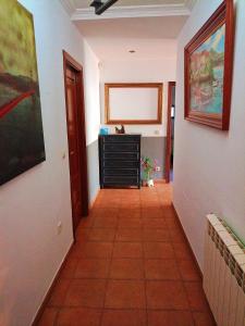 einen Flur mit Fliesenboden und einem Gemälde an der Wand in der Unterkunft Augas Verdes in Vilagarcia de Arousa