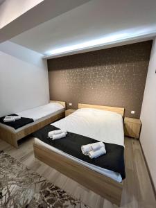 um quarto com 2 camas e toalhas em Hotel FOCUS em Prilep