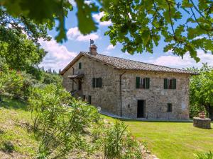 ein altes Steinhaus auf einem Grasfeld in der Unterkunft Holiday Home La Querciolaia by Interhome in Pieve a Presciano