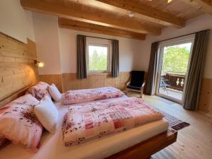 Postel nebo postele na pokoji v ubytování Holiday Home Hettegg Lehen by Interhome