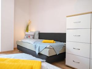 Posteľ alebo postele v izbe v ubytovaní Apartment Jáchymov Magdaléna by Interhome + 26 fotografií