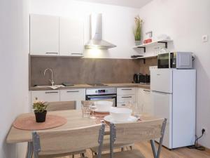 Kuchyňa alebo kuchynka v ubytovaní Apartment Jáchymov Magdaléna by Interhome