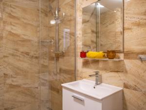 Kúpeľňa v ubytovaní Apartment Jáchymov Magdaléna by Interhome
