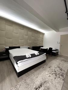 ein Schlafzimmer mit einem Bett, das mit Blumen bedeckt ist in der Unterkunft Hotel FOCUS in Prilep + 146 Fotos