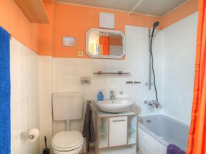 y baño con aseo, lavabo y bañera. en Holiday Home Peppa by Interhome, en Medebach