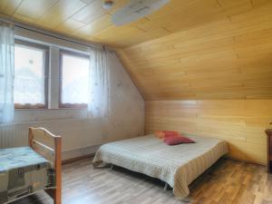 1 dormitorio con 1 cama en una habitación con paredes de madera en Holiday Home Peppa by Interhome, en Medebach