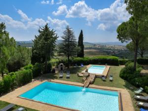 une piscine extérieure dans un jardin avec vue dans l'établissement Villa La Veduta by Interhome, à Grosseto
