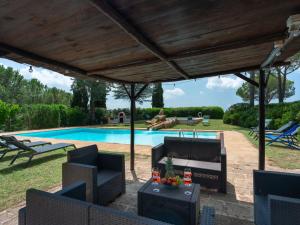 un patio avec des chaises et une piscine dans l'établissement Villa La Veduta by Interhome, à Grosseto