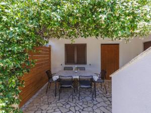 Patio nebo venkovní prostory v ubytování Holiday Home Reaa by Interhome