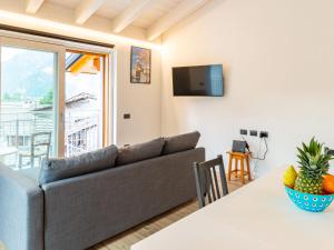 una sala de estar con un sofá y una mesa en Apartment Casa La Villa by Interhome, en Verceia