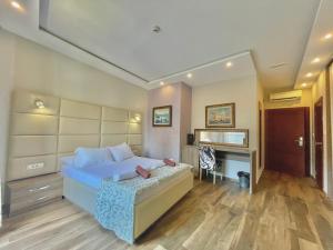 1 dormitorio con 1 cama grande y chimenea en Hotel Butua Residence, en Budva