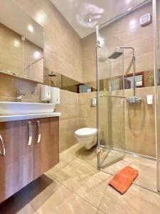 Bilik mandi di Hotel Butua Residence