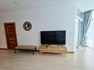 A television and/or entertainment centre at Smart Conzept 2bdr