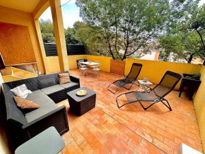 Posedenie v ubytovaní Appartement proche mer avec terrasse et jardin privatif