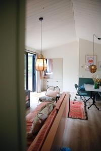 een woonkamer met een bank en een tafel bij De Buitenplek van Stek in Nunspeet