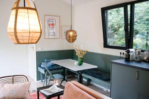 a living room with a table and a window at De Buitenplek van Stek in Nunspeet