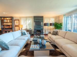 Ruang duduk di Villa Vistamar by Interhome