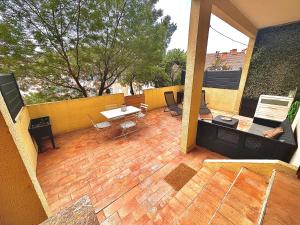 Balkón alebo terasa v ubytovaní Appartement proche mer avec terrasse et jardin privatif