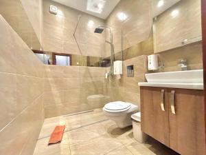 Bilik mandi di Hotel Butua Residence