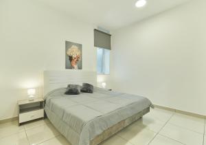 Postel nebo postele na pokoji v ubytování Lux 1BR in Marina, Prime Location next to Beach and Metro