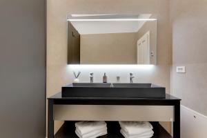 Koupelna v ubytování Ljubljana Palace Suites + 121 fotografií