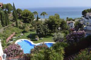 The swimming pool at or close to Ladera Panorama 25