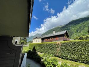 Blick auf ein Haus und eine Hecke in der Unterkunft Apartment Ginabelle 1-2 by Interhome in Chamonix-Mont-Blanc