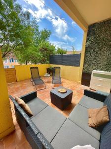 Posedenie v ubytovaní Appartement proche mer avec terrasse et jardin privatif