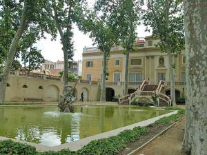 略夫雷加特河畔聖費柳的住宿－CASA NEUS, casa junto a Barcelona，池塘中央有喷泉的建筑物