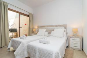 een slaapkamer met twee bedden met handdoeken erop bij Villa Placeta in Sa Pobla +36 foto's