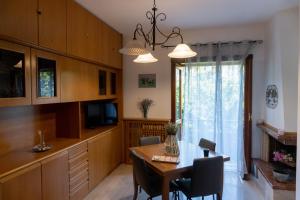 uma cozinha e sala de jantar com mesa e cadeiras em Angelì casa vacanza em Mercato San Severino