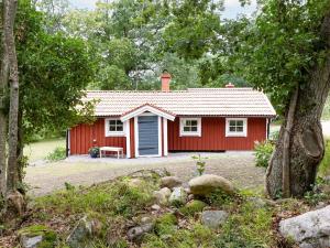 ein rotes Cottage mit einer Bank davor in der Unterkunft Chalet Jennys - B in JÃ¤mjÃ¶