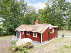 a red shed with a red roof in a yard at Chalet Jennys - B in JÃ¤mjÃ¶